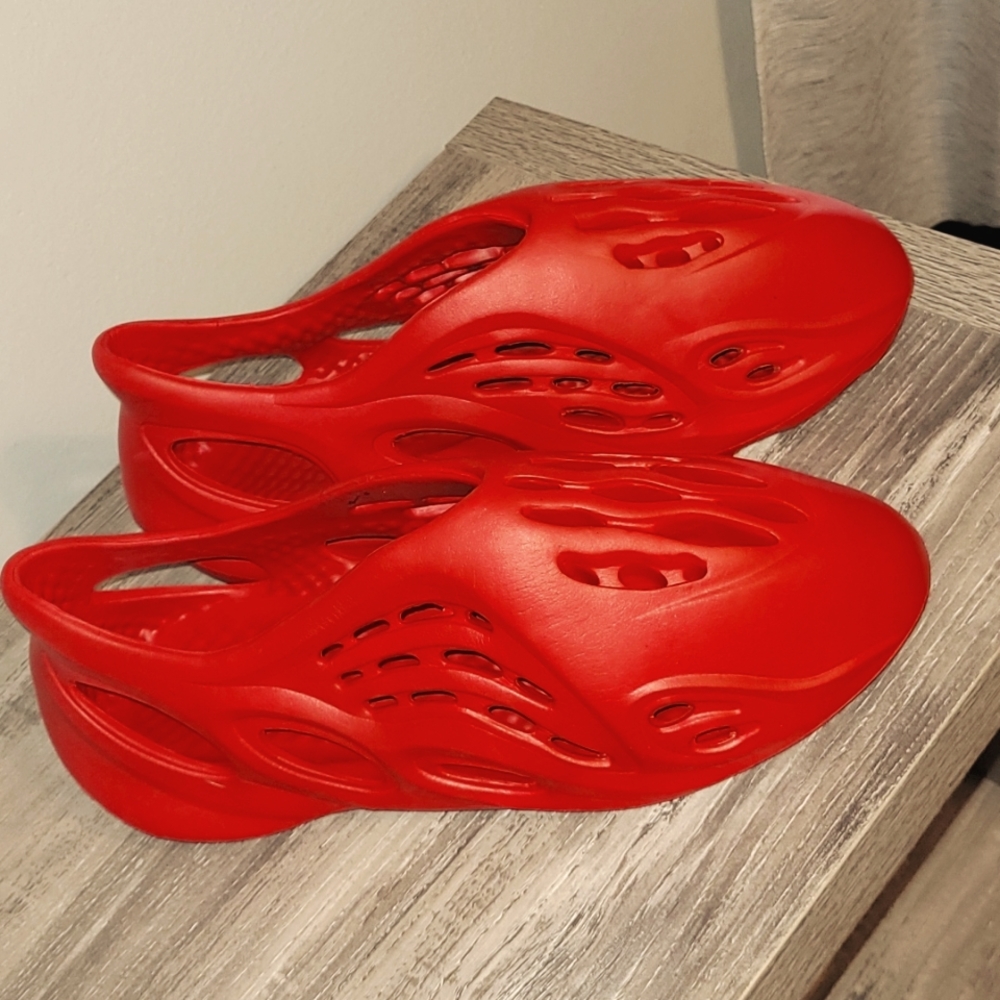 Mens 10.5 foam slippers looka like yeezy